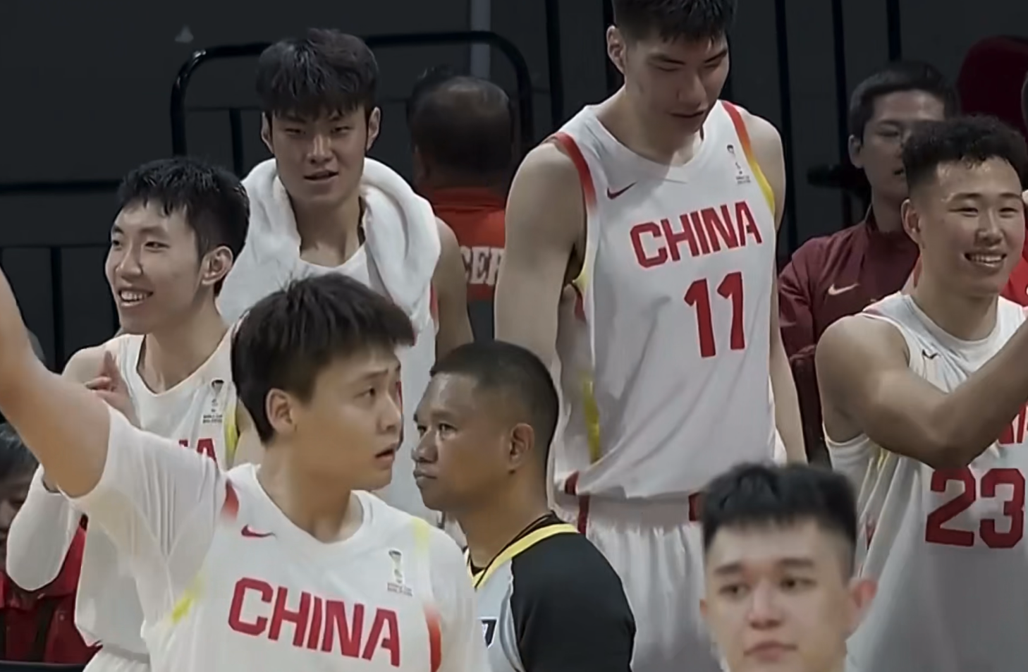 中国男篮险胜中国台北！郭士强抱住陈盈骏与王晗，全员呐喊庆祝！